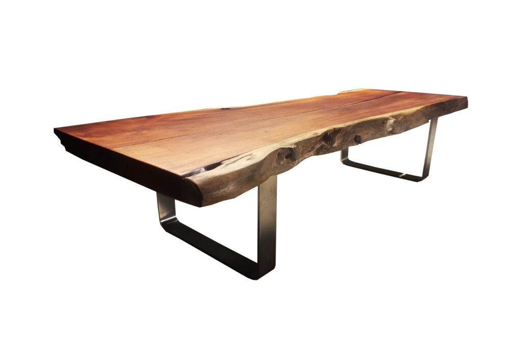 Wooden tables: the balance between rustic and modern