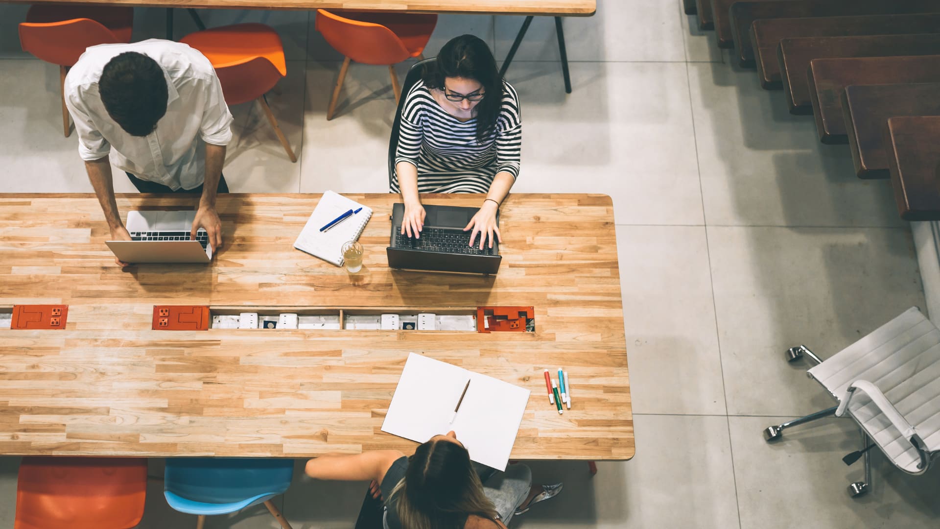 Make the best of a coworking place with the use of Live Edge Wood