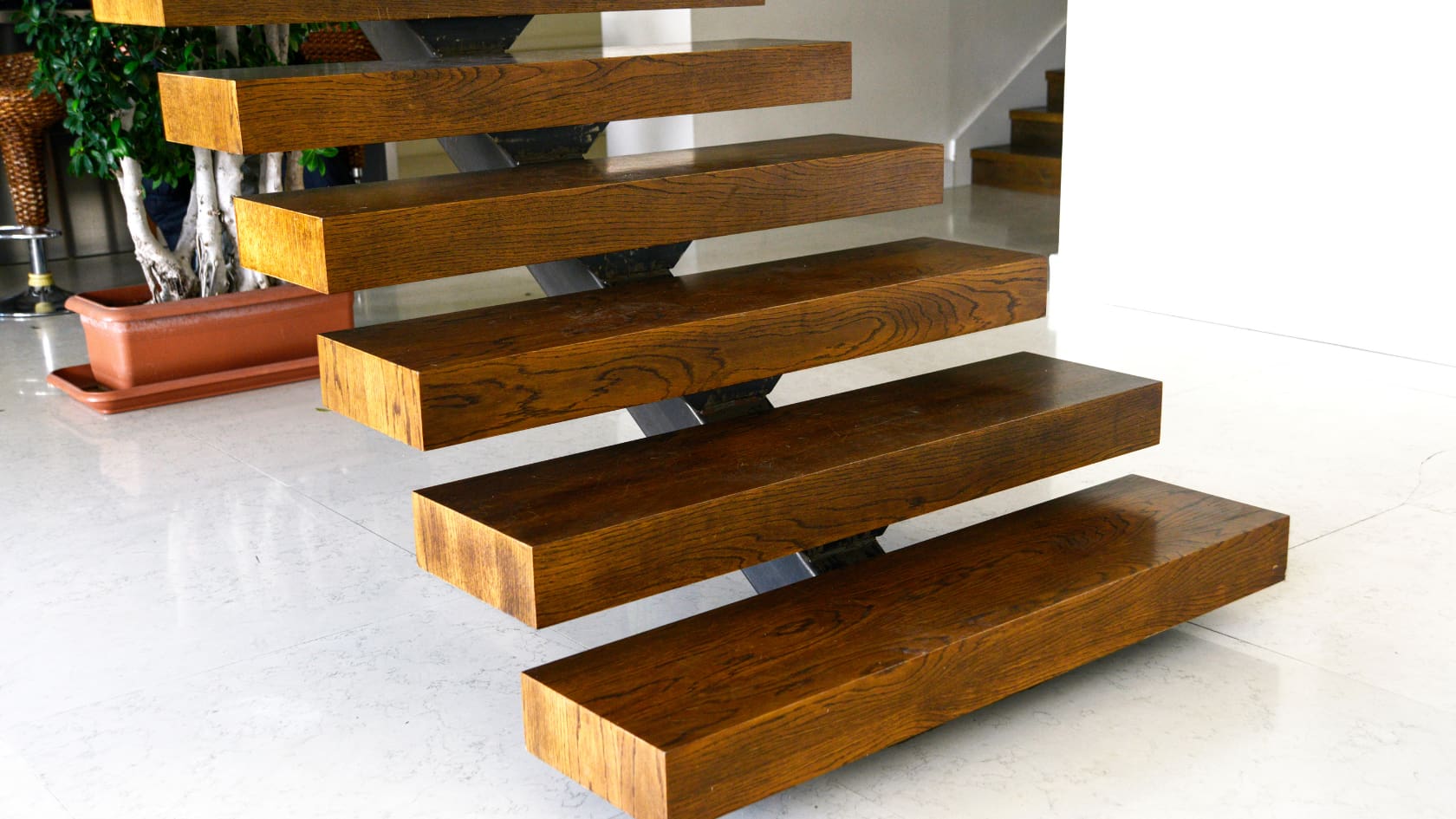 How to build an internal wooden staircase: the choice of material